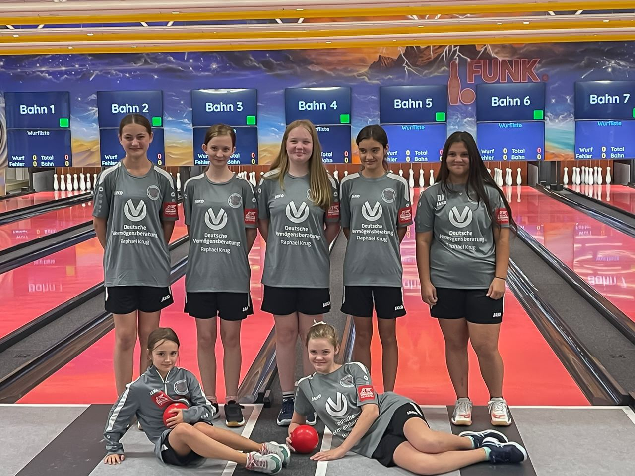 Neue Jugendtrikots durch Hauptsponsor DVAG